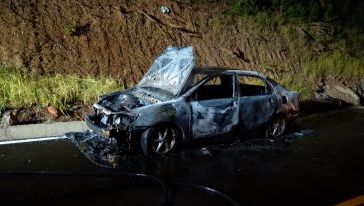 Carro é destruído por incêndio em município do Oeste