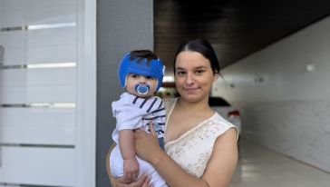 VÍDEO: A mamãe Steffani está fazendo um pedido de ajuda para o seu filho Ravel, diagnosticado com braquicefalia, condição que causa o achatamento do crânio