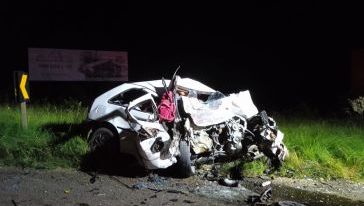 Colisão frontal deixa motorista preso às ferragens na BR-282, no Meio-Oeste