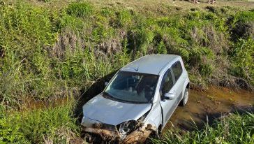 Idosa fica ferida após carro sair da pista e cair em córrego no trevo da Vila Diadema, em Xaxim