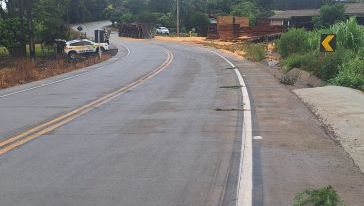 Caminhão tomba em curva na SC-160 e deixa motorista ferido no Oeste