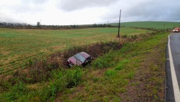 Saída de pista deixa casal levemente ferido na SC-305, no Oeste
