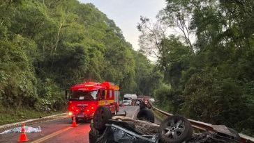 Mulher morre e homem fica gravemente ferido após capotamento registrado no Meio-Oeste