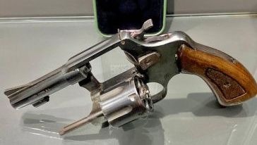 Homem é detido pela PM ao entrar em estabelecimento de Chapecó portando arma de fogo