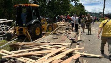 Pedestre e motorista de caminhão morrem após veículo sair da pista e despencar em barranco no Oeste 