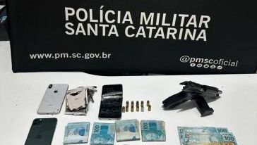 Trio é preso com arma furtada, drogas e dinheiro em ação da PM em Chapecó 