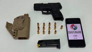 Homem é preso com pistola 9 mm durante cumprimento de mandado de internação compulsória em Chapecó