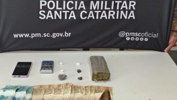 Homem é preso por tráfico de drogas após PM apreender cocaína, maconha e R$ 900 em Chapecó