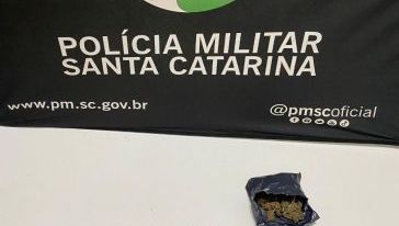 Homem é preso com arma furtada, munições e droga após perseguição policial em Chapecó