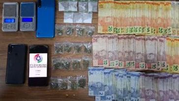 Polícia Militar apreende drogas e materiais de tráfico após fuga e desacato no bairro São Pedro, em Chapecó