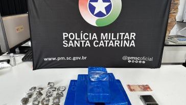 Homem que tentou não ser identificado pela PM é detido por tráfico de drogas, em Chapecó 