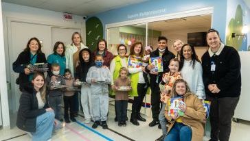 Álbuns da Copa e figurinhas levam alegria às crianças da Oncologia Pediátrica do HRO