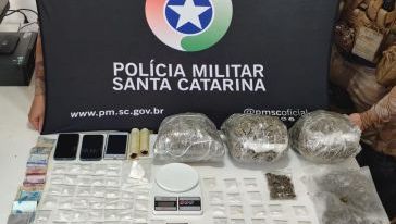 Dois homens são presos por tráfico de drogas após apreensão de skank e cocaína em Chapecó