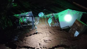Desabamento de muro interdita casa e causa danos estruturais em Chapecó
