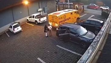 VÍDEO: Caminhão atropela duas mulheres em shopping durante manobra de ré