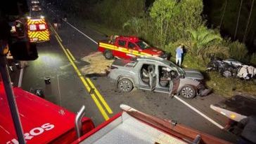 Grave acidente entre dois carros e carreta interdita a BR-282 em Campos Novos