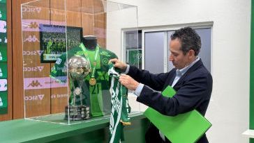 Médico colombiano que ajudou vítimas do acidente da Chapecoense visita a Arena Condá