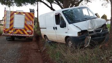 Homem fica ferido após colisão de veículo contra árvore em Pinhalzinho