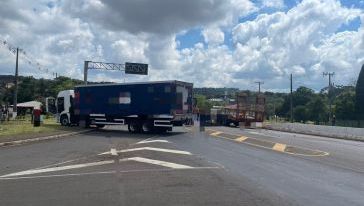 Passageiro fica ferido em colisão entre dois caminhões na SC-480, em Chapecó