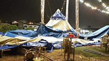 Temporal causa destelhamentos, quedas de árvores e danos em estrutura de circo em Chapecó