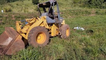 Trator carregadeira capota em ribanceira de 300 metros e homem morre no interior de município do Oeste
