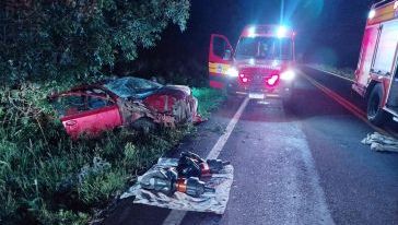 Saída de pista e capotamento deixam uma mulher morta e um homem gravemente ferido na PR-158, divisa com SC