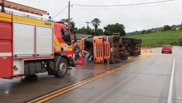 Carreta tomba na SC-160 e motorista é resgatado após ficar preso dentro da cabine