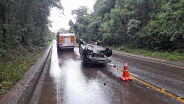 Condutor e criança saem ilesos após capotamento na SC-305, no Oeste