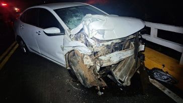 Saída de pista seguida de choque em ponte é registrada na SC-283