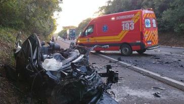 Acidente grave entre carro e carreta deixa um morto na BR-282, em Vargeão