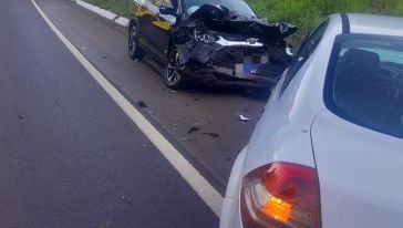 Colisão frontal entre dois carros deixa quatro feridos na BR-282, no Oeste