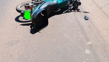 Colisão entre carro e motocicleta deixa dois feridos no Oeste