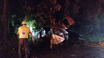 Colisão contra árvore na SC-163 deixa jovem ferido no interior de município do Extremo-Oeste 