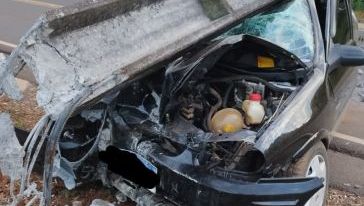 Poste de energia parte ao meio após carro sair da pista e colidir na estrutura em Faxinal dos Guedes 