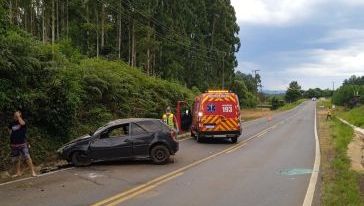 Carro sai da pista e capota na SC-355 em Catanduvas