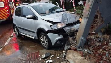 Veículo sai da pista e colide contra poste no centro de município do Oeste 