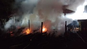 Incêndio de grandes proporções destrói edificação no interior de município do Oeste 