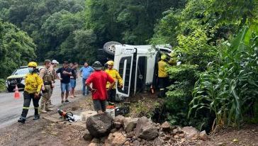 Capotamento de caminhão deixa motorista preso às ferragens na SC-283, em Seara