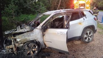 Veículo sai da pista e pega fogo na SC-283, em Águas de Chapecó