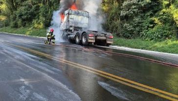 Cavalo mecânico é destruído por incêndio na BR-153