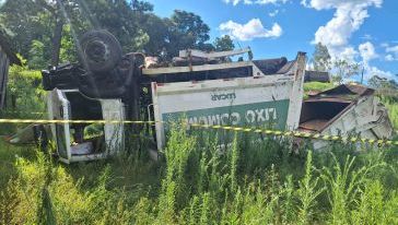 Condutor fica gravemente ferido após saída de pista e capotamento de caminhão na SC-161