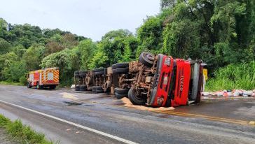 Carreta carregada com fertilizantes tomba na SC-157