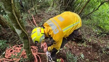 Bombeiros realizam resgate de corpo em área de difícil acesso no interior de município do Extremo-Oeste