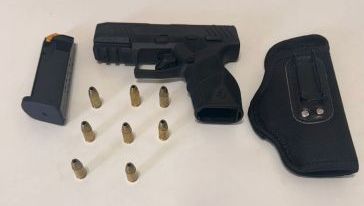 Mulher é conduzida à delegacia por porte ilegal de arma de fogo em Chapecó