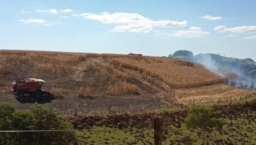 Incêndio atinge colheitadeira e lavoura de milho em município do Oeste