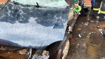 Condutor morre ao ser ejetado de veículo após colisão com caminhão em Chapecó