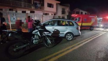 Colisão entre carro e motocicleta mobiliza bombeiros e SAMU no Centro de Maravilha
