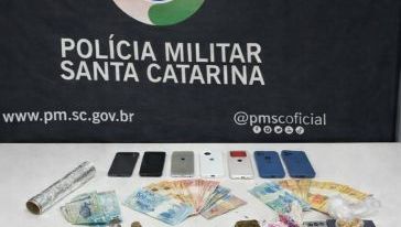 Dois homens são presos por tráfico de drogas no bairro Primo Tacca, em Xanxerê