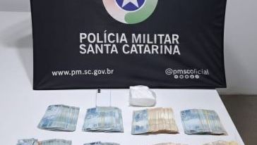 Homem é preso com R$ 82 mil e meio quilo de cocaína em terreno baldio na Vila Sossego, em Chapecó