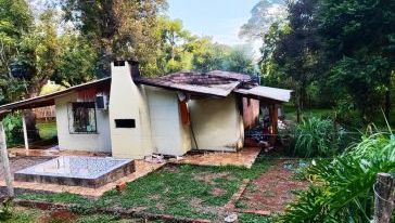Casa mista no interior de Chapecó é destruída por incêndio 